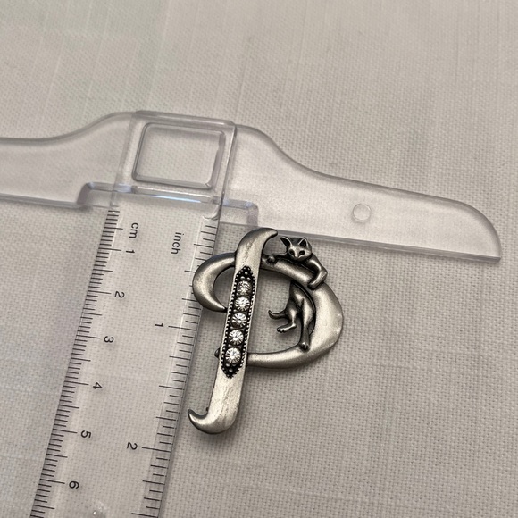 JJ Jonette letter “P” with cat brooch - Picture 3 of 6